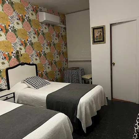 Hostal Pirineos Guest house