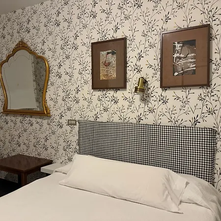 Hostal Pirineos Guest house 2*
